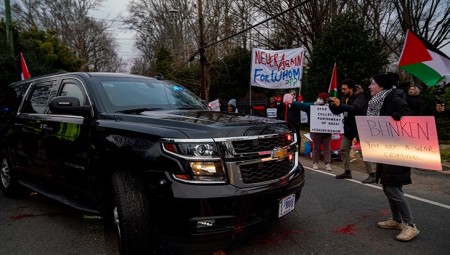 دعما للفلسطينيين.. ناشطون يلقون طلاء أحمر على سيارة وزير الخارجية الأمريكي