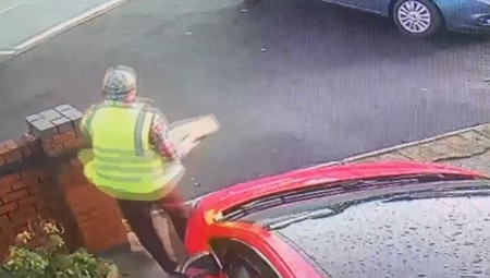 سائق توصيل أمازون يسرق هدية بقيمة 300 جنيه إسترليني من عتبة الباب بعد أن ادّعى أنه تم تسليمها‼️
