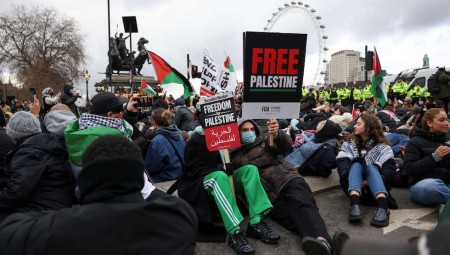 متظاهرون مؤيدون للفلسطينيين يغلقون طرقا بلندن مطالبين بوقف فوري للحرب على غزة