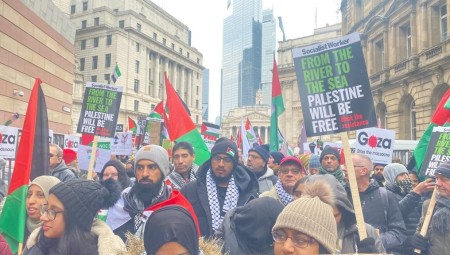 الملايين يتظاهرون في لندن وعبر العالم منددين بحرب الإبادة على الفلسطينيين ومنادين بالسلام