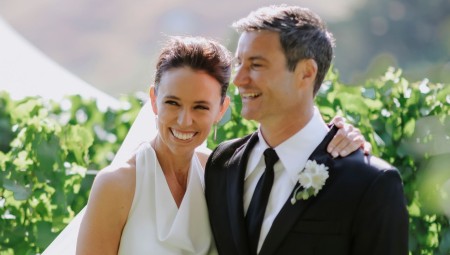رئيسة وزراء نيوزيلندا السابقة جاسيندا أرديرن تتزوج خطيبها بعد سنة من الانتظار