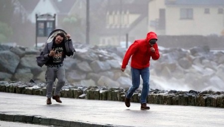 قتيل في اسكتلندا واضطرابات في إيرلندا جراء العاصفة إيشا