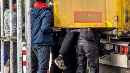 نقل 6 مهاجرين إلى مستشفى في بريطانيا بعد العثور عليهم في شاحنة