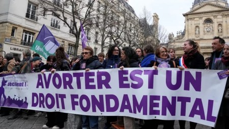 فرنسا تصبح أول دولة تدرج الحق في الإجهاض ضمن دستورها