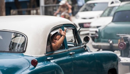 بريطانيا… غرامات بـ 1000 إسترليني للسائقين الذين يفعلون إشارات باليدين ومصابيح السيارة