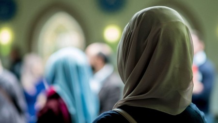 مسلمة تتعرض لهجوم عنصري وحشي أثناء تناولها الطعام في ألمانيا