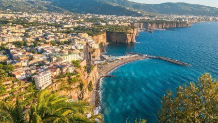 مدينة ساحلية في إيطاليا تفرض غرامات على مرتدي ملابس السباحة والمتجولين بصدر عارٍ