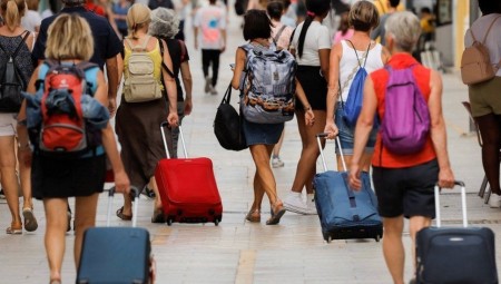 إسبانيا تفرض قواعد جديدة على المسافرين البريطانيين: عليهم إثبات قدرتهم على إنفاق 100 يورو يوميا