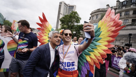 فيديو: عمدة لندن المسلم صادق خان يواصل إثارة الجدل ويشارك في مسيرة داعمة للمثليين