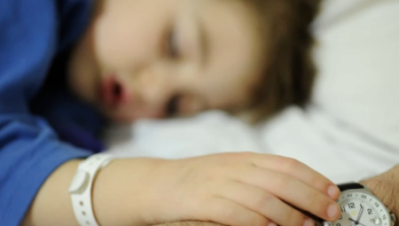 بيانات صادمة: أكثر من 20 ألف طفل بريطاني ينتظرون أكثر من عام لتلقي العلاج لدى NHS