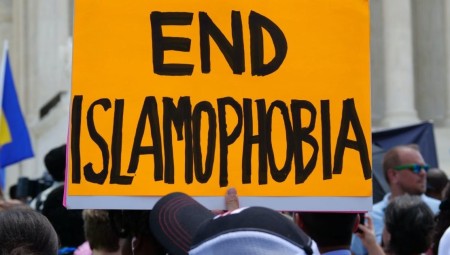 الإسلاموفوبيا تصل ذروتها في المملكة المتحدة مع تعرض 90% من المساجد لأشكال الكراهية ضد المسلمين