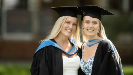 بريطانيا: أختان توأم تنهيان دراستهما من كلية الطب لتصبحا طبيبتين في ذات الوقت