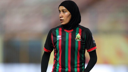 لاعبة كرة قدم مغربية تصبح أول لاعبة ترتدي الحجاب في كأس العالم