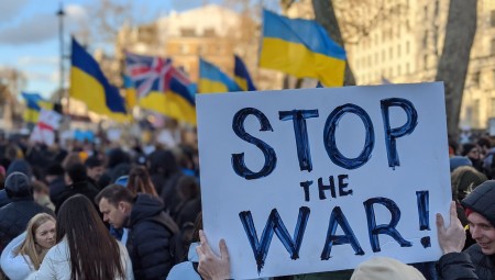 آلاف المتظاهرين في لندن دعما للأوكرانيين وفي براغ ضد بوتين