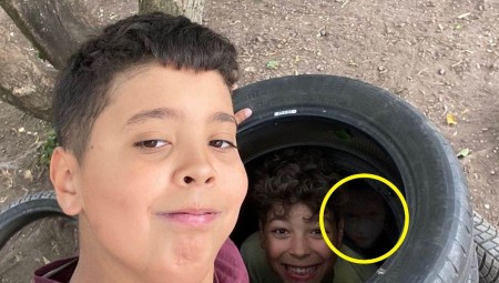 مراهق يلتقط صورة مع أخيه ليجدوا أن شبحا كان يجلس خلفهما