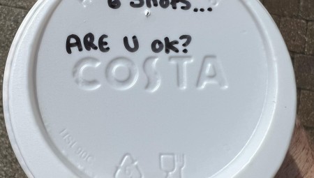 عميل لدى كوستا يشارك صورة لرسالة تركها موظف على كوب قهوته