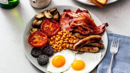 الفطور الانكليزي الشهير ضحية نقص البيض في بريطانيا