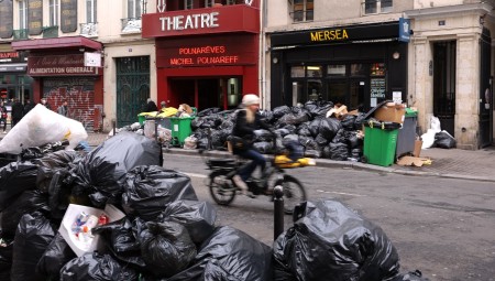 العاصمة الفرنسية باريس تغرق في النفايات.. والسبب؟