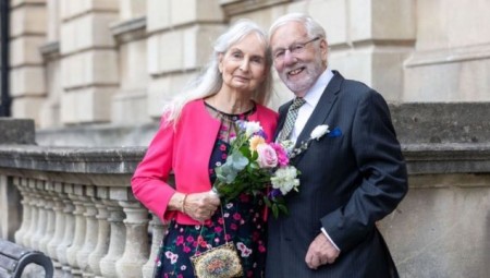 مسنان بريطانيان يقعان في الحب بعد لقائهما في قرية للتقاعد وقصتهما تتكلل بالزواج