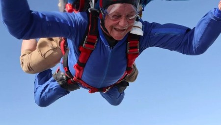 مسنة بريطانية تحتفل بعيد ميلادها التسعين بالقفز المظلي من على ارتفاع 12 ألف قدم