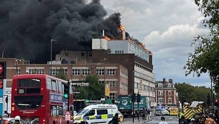 حريق ضخم شرقي لندن يستدعي تدخل 100 رجل إطفاء
