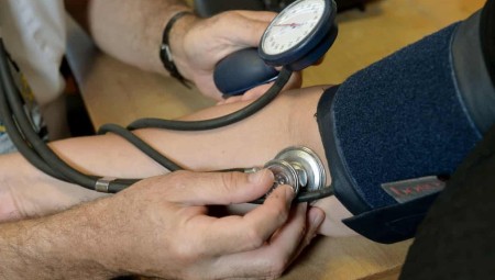 للحد من النوبات القلبية: NHS ستفحص ضغط دم الرجال في صالونات الحلاقة والمساجد