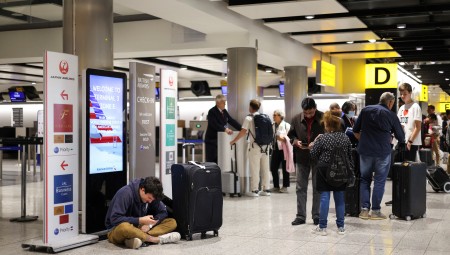 وزير النقل البريطاني يحذر من استمرار فوضى المطارات لأيام قادمة