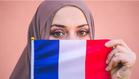 آسيا بلقاسم: هكذا اضطررت لخلع حجابي مضطرة في فرنسا الديموقراطية