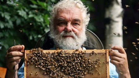 مربي النحل الملكي يخبر النحل بوفاة الملكة إليزابيث ويدعوهم ليكونوا مخلصين مع ملكهم الجديد