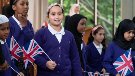الجالية المسلمة في لندن تؤدي النشيد الوطني في مسجد لندن المركزي
