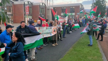 ناشطون أيرلنديون يستقبلون المنتخب الإسرائيلي لكرة القدم بالأعلام الفلسطينية