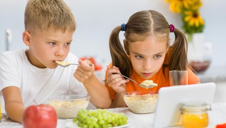 دراسة: ما يشاهده الأطفال والمراهقون يساهم في تكوين العادات الغذائية لهم