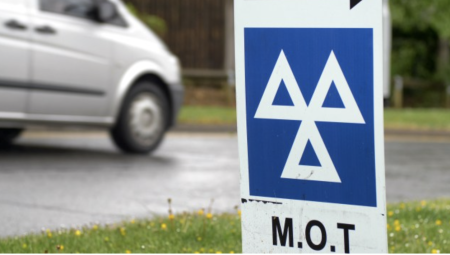 تحذير للسائقين البريطانيين: غرامات بـ 1000 إسترليني لمن لا يجدد شهادة اختبار MOT