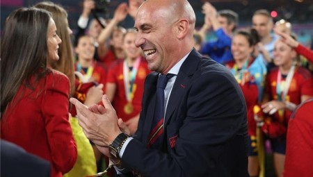 رئيس الاتحاد الإسباني لكرة القدم يستقيل بعد تقبيله لاعبة على الفم علنا