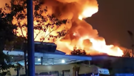 بالصور: النيران تلتهم مصنعاً للسجائر الإلكترونية في لانكشاير