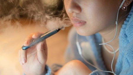 المملكة المتحدة تعتزم حظر السجائر الالكترونية ذات الاستخدام الواحد بسبب شعبيتها بين المراهقين
