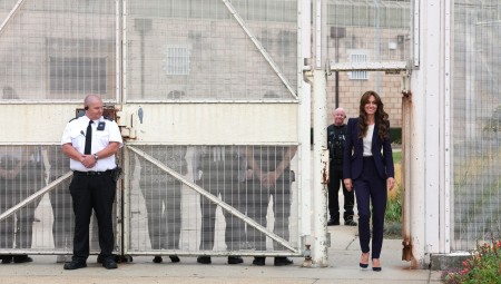 (فيديو) أميرة ويلز كيت ميدلتون تخضع لاختبار مخدرات في أحد سجون بريطانيا