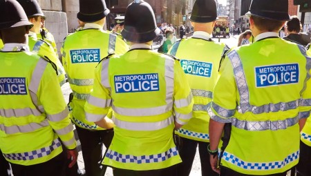 شرطة لندن تتمرد وتتخلى عن أسلحتها بعد توجيه تهمة القتل لأحد الضباط