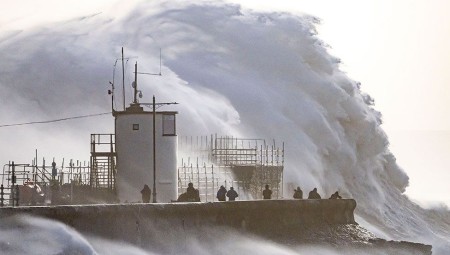 عاصفة أجنيس تقترب من بريطانيا وتحذيرات من تأثيراتها المدمرة