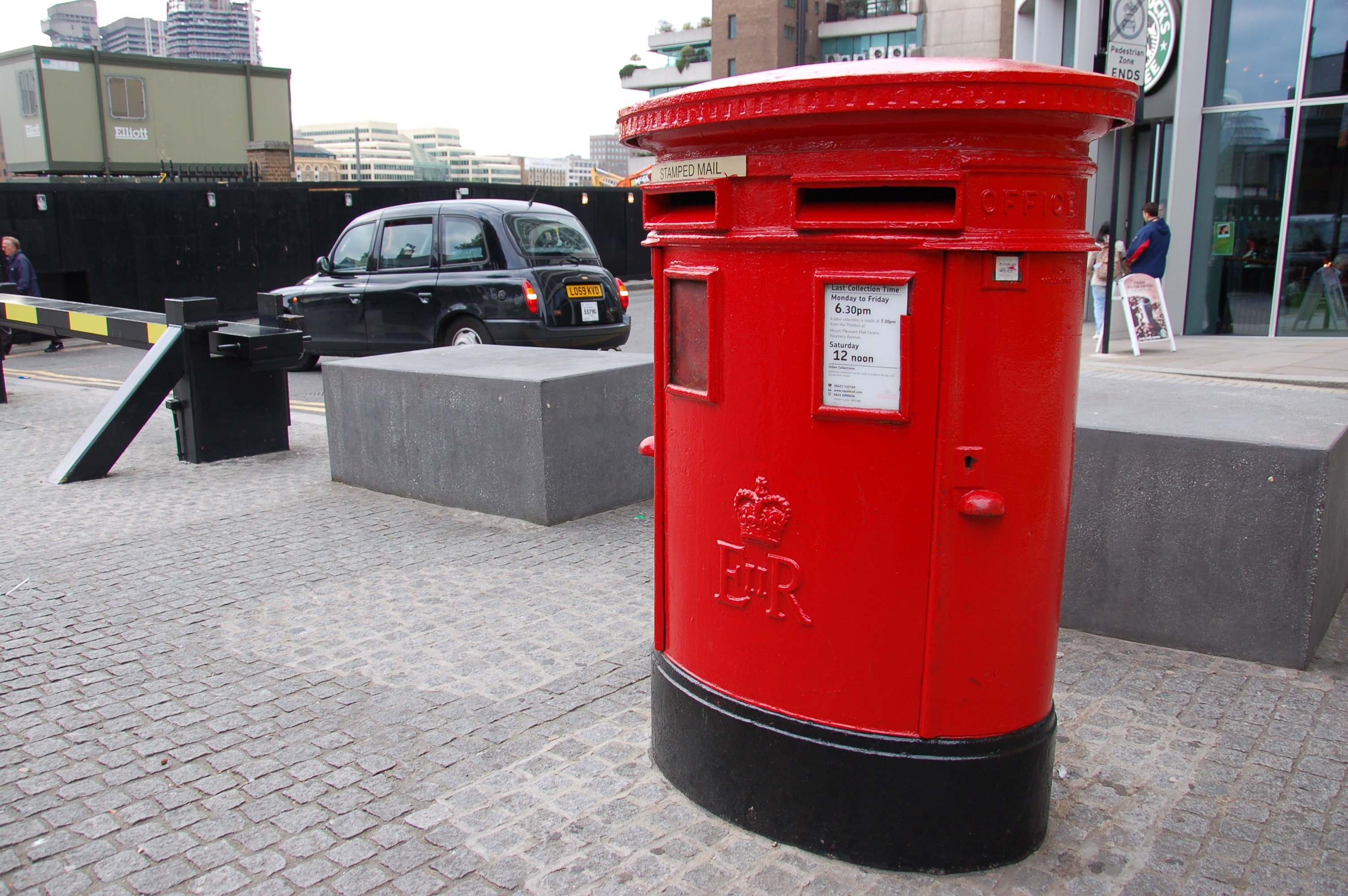 Box post. Почтовый ящик в Англии. Лондонский почтовый ящик. Красные почтовые ящики Великобритании. Ящик для почты Лондон.