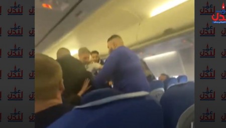 فيديو .. بريطانيون يضربون بعنف شخصا في طائرة تمضي نحو أمستردام