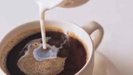 ارتفاع أسعار البن والحليب والسكر في أوروبا يجعل تناول القهوة متعة باهظة الثمن
