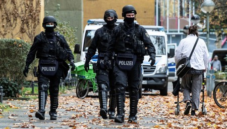 الشرطة الألمانية تداهم عدة مباني بعد العثور على عبوتين ناسفتين في محطة للحافلات