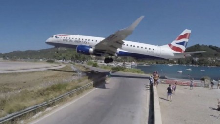 (فيديو) فوق رؤوس السياح مباشرة.. طائرة بريطانية تهبط على مدرج أصغر مطارات أوروبا