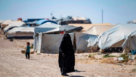فرنسا تعيد 10 نساء وأطفالهن من سوريا وتوجه لهن اتهامات بالانتماء لمنظمة إرهابية