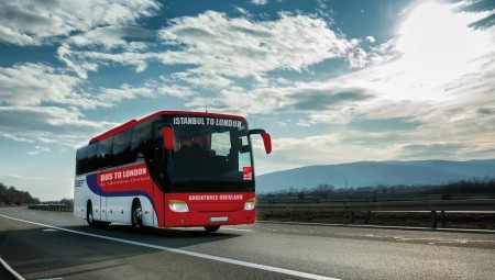 انطلاق أطول رحلة برية عبر حافلة في العالم لتمر على 22 دولة خلال 56 يوما