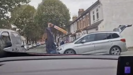 فيديو: سائق بريطاني يضرب سيارة بمضرب كريكيت… والسبب مجهول!
