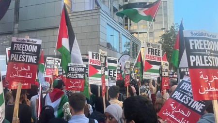 (فيديو) تظاهرة ضخمة لأنصار فلسطين أمام السفارة الاسرائيلية في قلب لندن