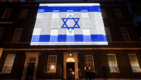 استطلاع جديد: معارضو رفع العلم الإسرائيلي على المباني الرسمية في بريطانيا أكثر من مؤيديه