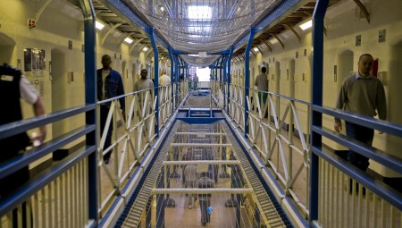 المملكة المتحدة تتجه لإنهاء أزمة اكتظاظ السجون من خلال ترحيل المجرمين الأجانب
